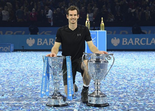 Britský tenista Andy Murray s trofejemi pro vítěze Turnaje mistrů a pro hráče končícího kalendářní rok na pozici číslo jedna.