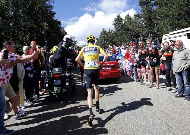 Neobvyklý obrázek - Chris Froome běžel do cíle 12. etapy Tour de France několik desítek metrů bez kola.