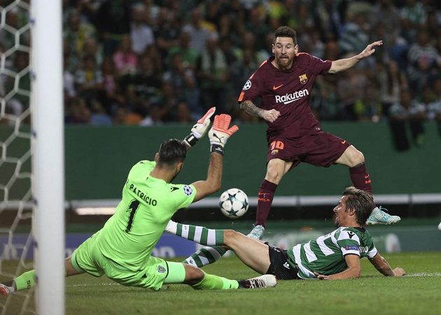 Nahoře barcelonský Lionel Messi, bránit se snaží Fabio Coentrao (dole), zasahuje i brankář Rui Patricio.