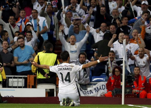 Mexický útočník Javier "Chicharito" Hernández slaví před vyprodanými tribunami Santiago Bernabéu postup Realu Madrid do semifinále Ligy mistrů.