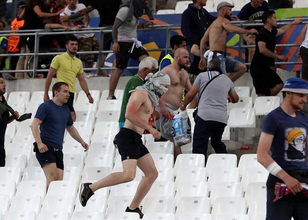 Boj fanoušků Anglie a Ruska probíhal i na samotném stadiónu v Marseille.