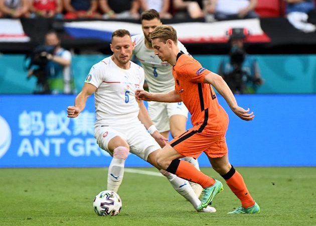Český reprezentant Vladimír Coufal v akci během osmifinále EURO s Nizozemskem. Obejít se ho snaží Frenkie de Jong Pool.