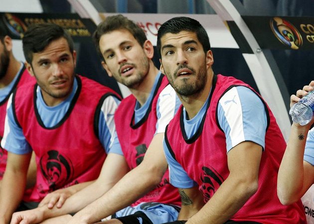 Zraněný útočník Luis Suárez sledoval první vystoupení Uruguaye jen z lavičky náhradníků. Vlevo sedí jeho spoluhráč Álvaro González a uprostřed Cristhian Stuani.