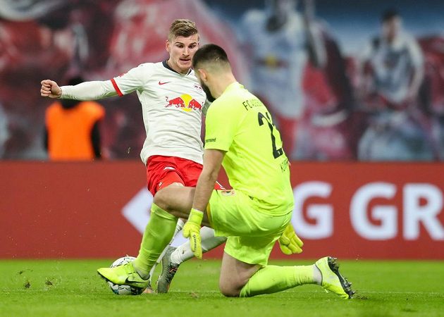 Souboj s fotbalistou Lipska Timeme Wernerem sice český brankář Tomáš Koubek v dresu Augsburgu vyhrál, nakonec ale tři body získal bundesligový lídr z Lipska.