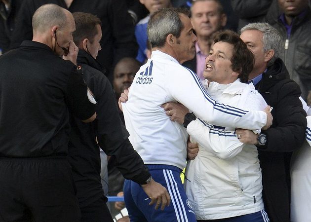 Mourinho (vpravo) se snaží zadržet svého asistenta Ruie Fariu (druhý zprava), který se sápe na hlavního arbitra duelu Chelsea - Sunderland Mikea Deana (úplně vlevo).
