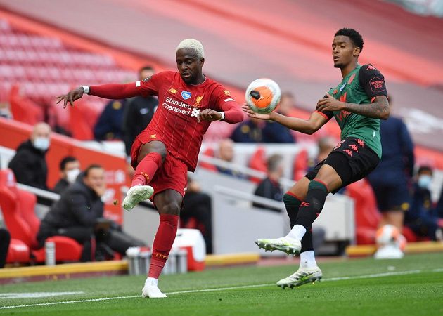 Fotbalista Liverpoolu Divock Origi (vlevo) zpracovává balón v utkání 34. kola Premier League proti Aston Ville.