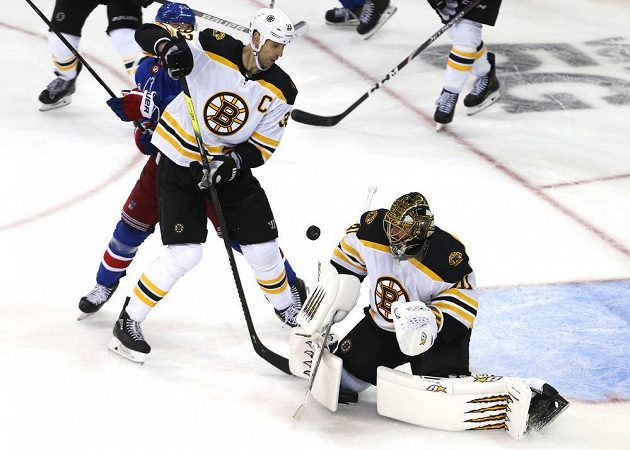 Dva slovenští hráči ve službách Bostonu, obránce Zdeno Chára (vlevo) a brankář Jaroslav Halák.