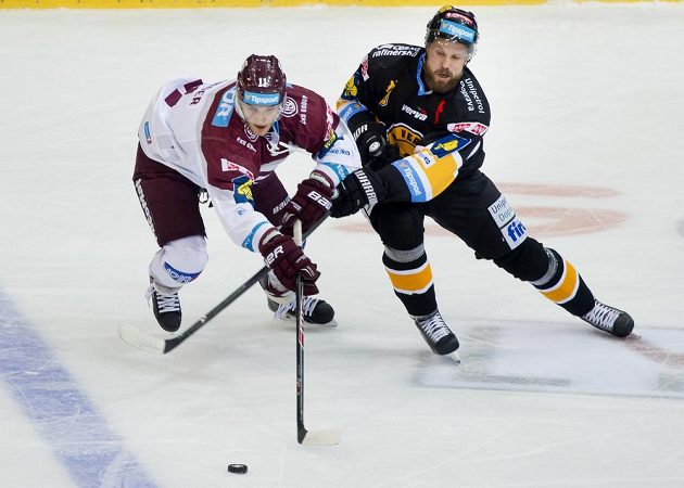Sparťanský obránce Vladimír Eminger (vlevo) a litvínovský útočník Michal Trávníček během předehrávky 19. kola Tipsport extraligy.