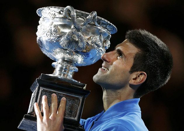 Srbský tenista Novak Djokovič zvedá nad hlavu trofej pro vítěze Australian Open.