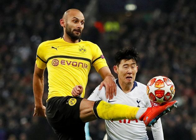 Omer Toprak z Borussia Dortmund v akci s fotbalistou Tottenhamu Sonem v utkání Ligy mistrů.
