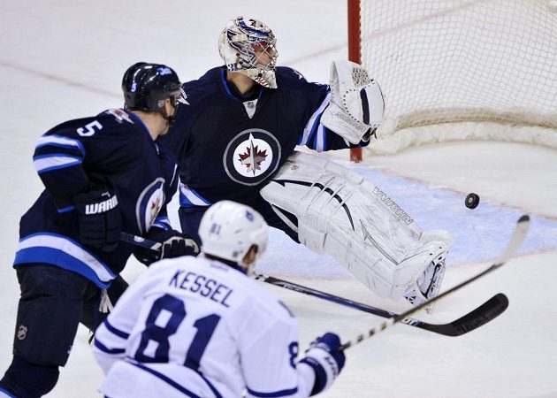 Na Kessela nestačil. Ondřej Pavelec z Winnipegu inkasuje rozhodující gól proti Torontu.