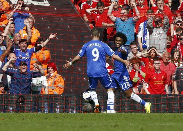 Španěl Fernando Torres a jeho spoluhráč z Chelsea Willian slaví druhý gól na Anfield Road.