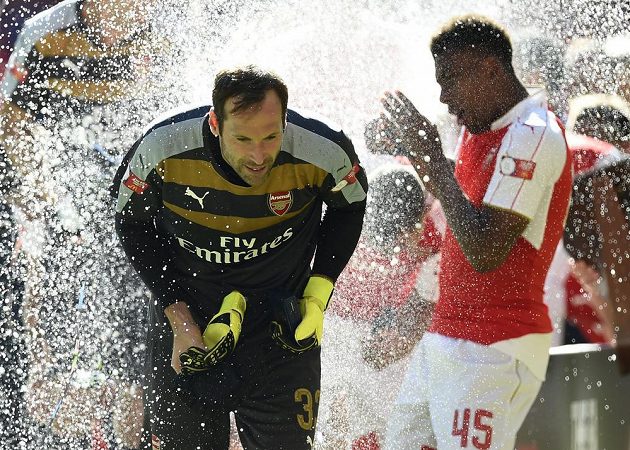 Brankář Arsenalu Petr Čech (vlevo) a Alex Iwobi slaví zisk anglického Superpoháru.