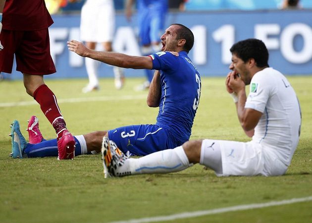 Ital Giorgio Chiellini si drží rameno, uruguayský snajpr Luis Suárez zase chrup. Kousl skutečně italského soupeře?