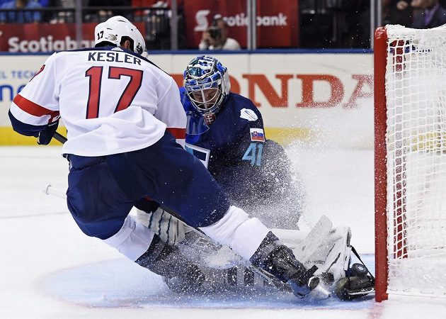 Brankář Jaroslav Halák z Výběru Evropy zlikvidoval příležitost, kterou měl Ryan Kesler z USA.