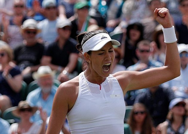 Španělka Garbiňe Muguruzaová se raduje po triumfu nad světovou jedničkou v osmifinále Wimbledonu.