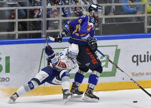 Vojtěch Střondala z Brna a Michal Popelka ze Zlína v utkání 34. extraligového kola.