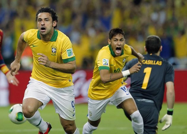 Fred (vlevo) a Neymar z Brazílie se radují z branky ve finále Poháru FIFA proti Španělsku.