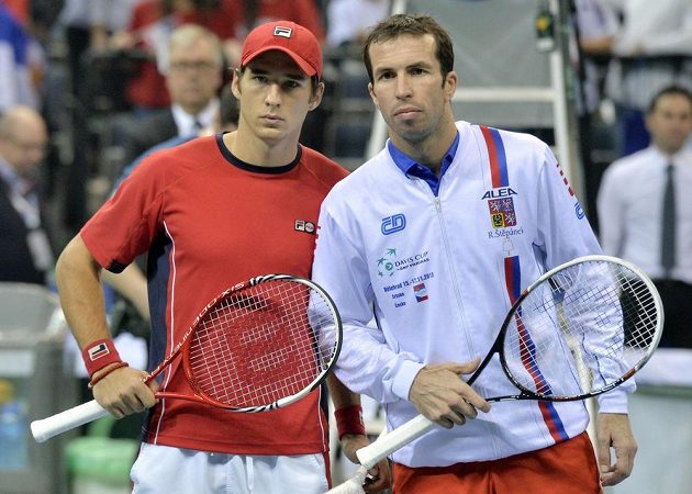Český reprezentant Radek Štěpánek (vpravo) před utkáním proti Srbovi Dušanu Lajovičovi (vlevo).