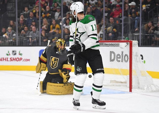 Český útočník Dallasu Martin Hanzal (11) střílí gól do sítě Vegas Golden Knights v utkání NHL.