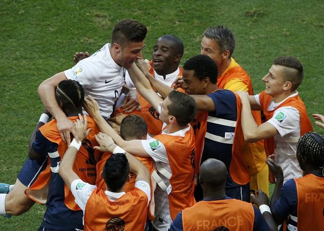 Francouzi slaví gól proti Švýcarsku, který vstřelil útočník Olivier Giroud (druhý zleva).