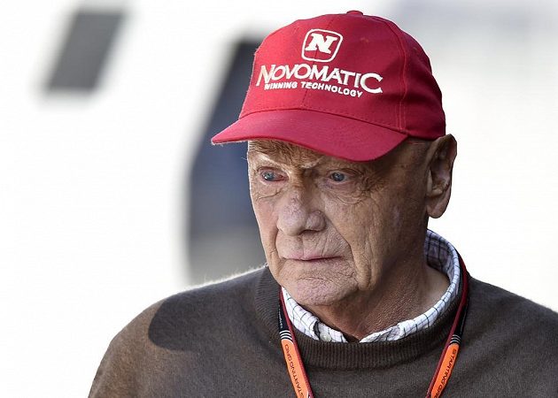 Legenda F1 a čestný prezident Mercedesu Niki Lauda dohlíží na průběh kvalifikace Velké ceny Belgie.