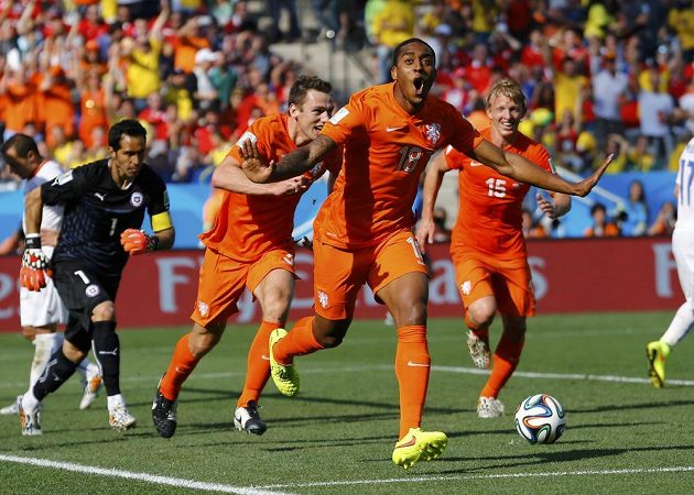 Leroy Fer z Nizozemska slaví vedoucí gól svého týmu nad Chile. Stačily mu pouhé dvě minuty pobytu na hřišti.