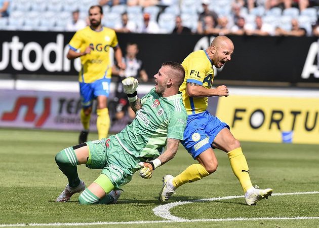 From left, České Budějovice goalkeeper Vojtěch Vorel and Tomáš Vondrášek from Teplice.