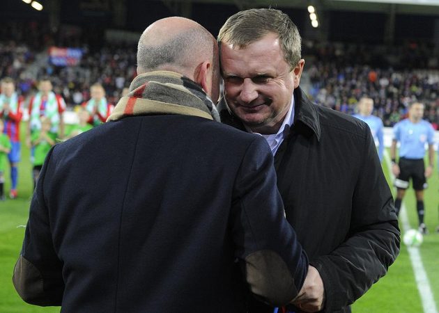 Trenér Plzně Pavel Vrba se loučí se svým dosavadním týmem a s publikem. Zády je generální manažer týmu Adolf Šádek.