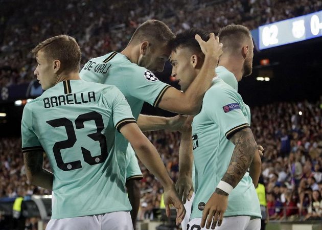 Radost Interu Milán! Lautaro Martinez slaví se spoluhráči gól na hřišti Barcelony v utkání Ligy mistrů.