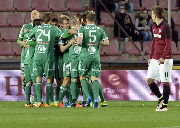 Fotbalisté Příbrami se radují z gólu na Letné. Vpravo je Lukáš Mareček ze Sparty.