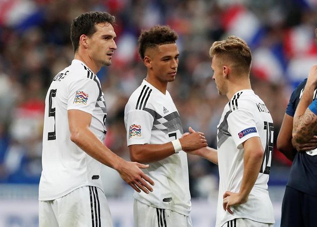Němečtí fotbaloví reprezentanti Mats Hummels, Thilo Kehrer a Joshua Kimmich po porážce ve Francii v utkání Ligy národů.
