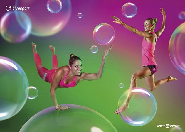 ...plážové volejbalistky Barbora Hermannová (vlevo) a Markéta Nausch Sluková si pinkají s bublinami.