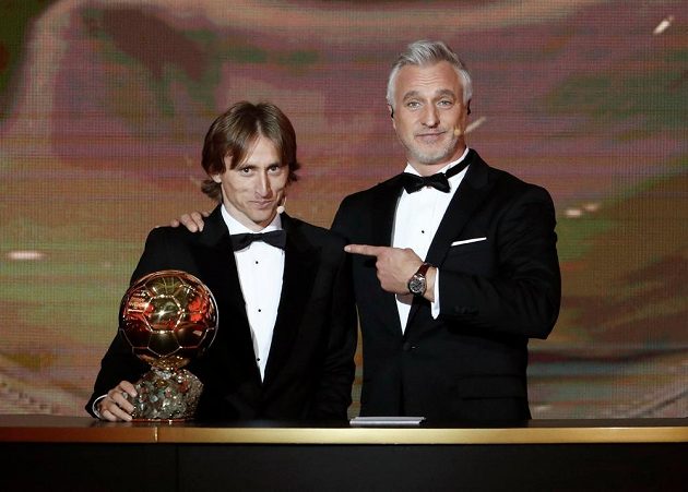 Gesto fotbalové legendy Davida Ginoly je jasné - Zlatý míč získal chorvatský fotbalista Luka Modrič.