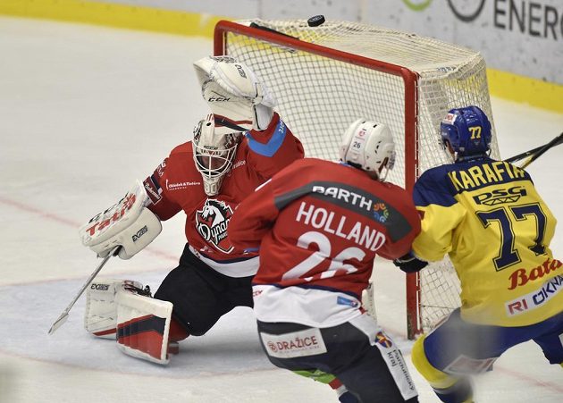 Gólman hokejových Pardubic Ondřej Kacetl, jeho spoluhráč Rhett Holland a Jiří Karafiát ze Zlína v akci před brankou Pardubic v utkání extraligy.