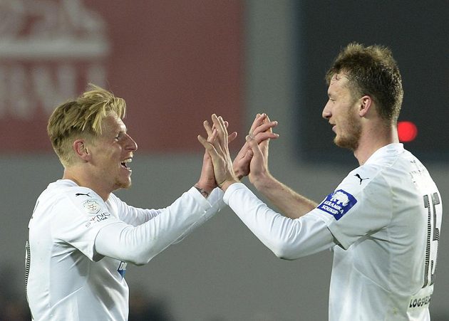 Michael Krmenčík (vpravo) a František Rajtoral z Viktorie se radují z vítězství na Spartě.