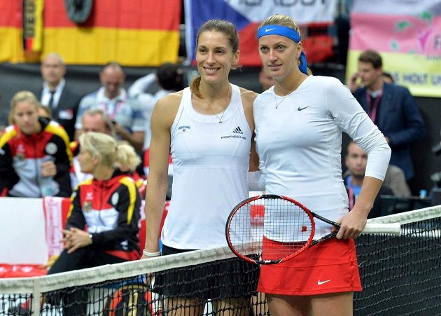 Petra Kvitová a Andrea Petkovicová před úvodní dvouhrou finále Fed Cupu v pražské O2 Aréně.