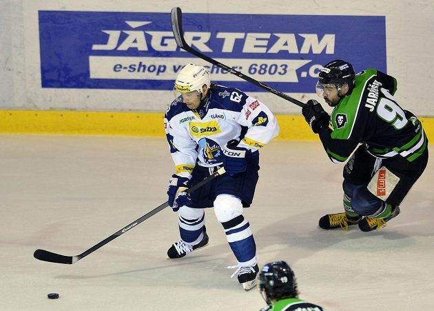 Kladenský útočník Petr Tenkrát (vlevo) a Richard Jarůšek z Mladé Boleslavi v utkání 10. kola baráže.