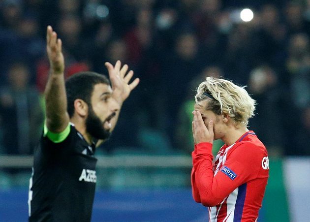 Fotbalisté Karabachu remizovali v Lize mistrů s Atlétikem Madrid. Útočník španělského týmu Antoine Griezmann neskrýval zklamání.