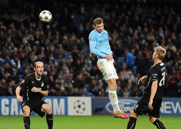 Útočník Edin Džeko (uprostřed) střílí čtvrtý gól Manchesteru City v utkání proti Plzni. Vlevo obránce Viktorie Roman Hubník, vpravo zadák Václav Procházka.