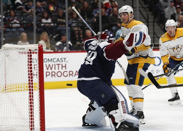 Útočník Nashvillu Predators Matt Duchene překonává v NHL českého gólmana Pavla Francouze.