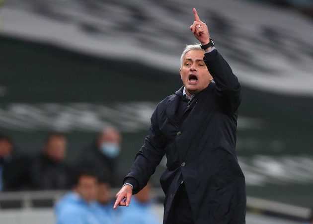 Manažer Tottenhamu Hotspur José Mourinho slaví výhru nad Manchesterem City v Premier League.