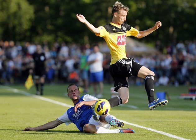Fotbalový zápas 2. fotbalové ligy mezi FC MAS Táborsko SK Dynamo České Budějovice o postup do 1. fotbalové ligy. Na snímku Marián Štrbák a Pavel Novák.