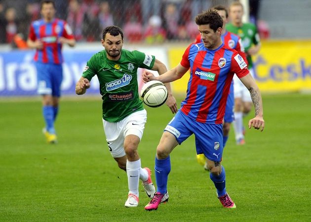 Jablonecký středopolař Luboš Loučka (vlevo) stíhá plzeňského záložníka Martina Filla v odvetném čtvrtfinálovém utkání Poháru České pošty.