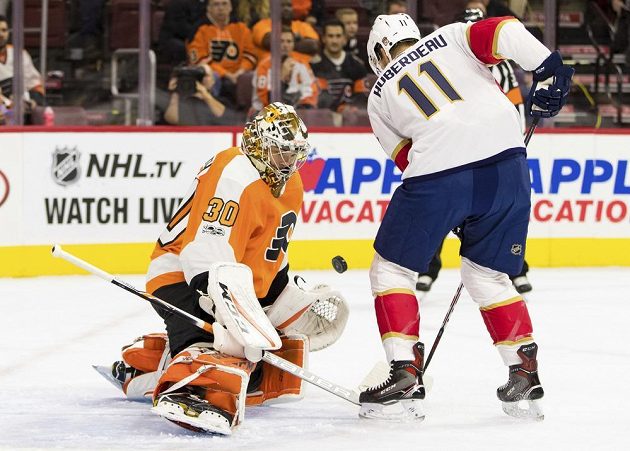Gólman Philadelphie Michal Neuvirth při utkání s Floridou, vpravo Jonathan Huberdeau.