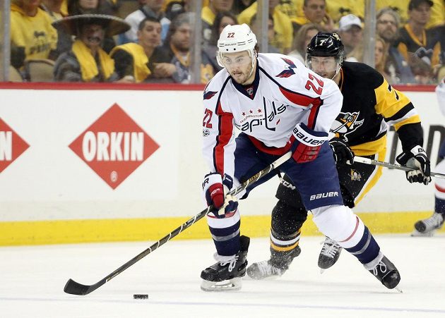 Obránce Washingtonu Kevin Shattenkirk vyváží puk, sleduje ho Matt Cullen z Pittsburghu.