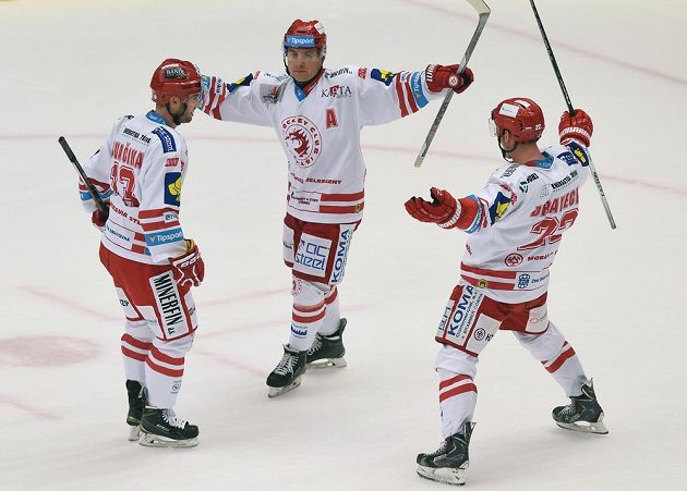 (Zleva) Vladimír Svačina, Jiří Polanský a Vladimír Dravecký z Třince se radují z druhého gólu v duelu s Mladou Boleslaví.
