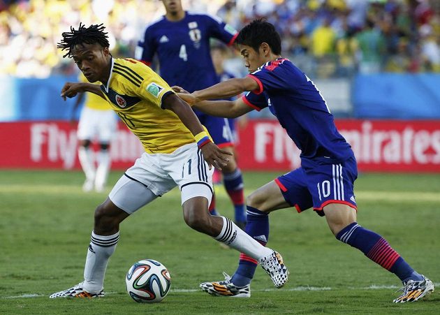 Kolumbisjký záložník Juan Cuadrado (vlevo) bojuje o míč s Japoncem Šindžim Kagawou.