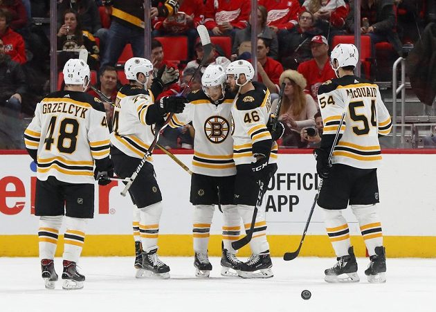 Český útočník David Krejčí z týmu Boston Bruins (druhý zprava) slaví svůj gól do sítě Detroitu v utkání NHL. Bruins nakonec zápas vyhráli 3:2.