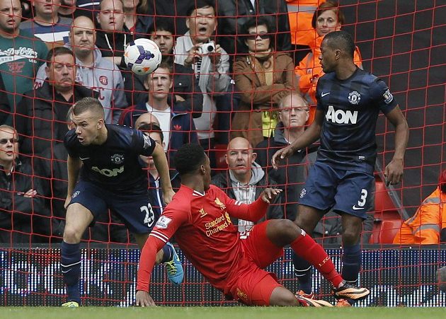 Daniel Sturridge z Liverpoolu (v červeném) otevírá skóre proti Manchesteru United.